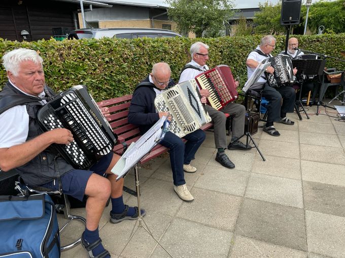 12 spillemænd fra Herning Harmonikaklub underholdt 36 beboere og deres besøgende. Stemningen var høj. Glade beboere sang, fløjtede og klappede til musikken - enkelte dansede sågar i kørestolen. Koncerten varede 1 time, og ingen beboere tabte koncentrationen.
Det var meget rørende at se, hvad musik og sang kunne skabe af glæde.